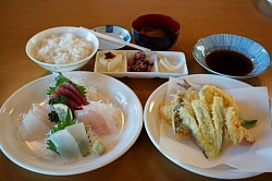 おまかせ定食A　1,730円　本日のお刺身と天ぷらの盛合せ