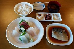 おまかせ定食B　1,650円　本日のお刺身と煮付け